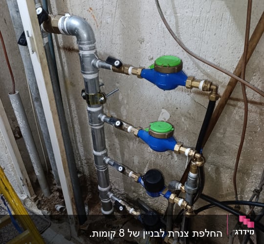 צנרת מים עם מדי מים וכלים לעבודה